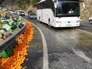 Viraja Hızlı Giren Tırın Dorsesinde Yüklü Bulunan Portakallar Yola Savruldu