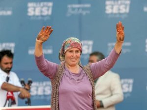 Binlerce Chp’linin Alkışladığı Esma Ak Parti Rozeti Taktı