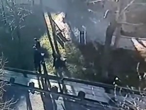 Bahçelievler’de Hırsızlık İçin Keşif Yapan 3 Şahıs Kamerada