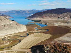 Barajda Sular Çekildi, Toprakta Derin Çatlaklar Oluştu