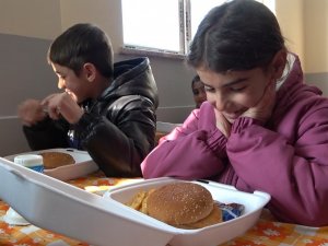 Köy Çocukları İlk Kez Hamburger Yedi