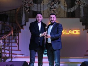 Yılın En İ̇yi Kuaförü Ödülünü Verdi