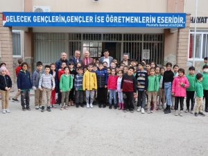 Minik Öğrenciler İlk Karne Hediyelerini Başkan Özcan’dan Aldı
