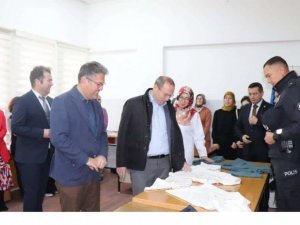 Kadınlar Kendi Tasarladıkları Giysileri Sergiledi