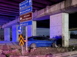 Köprünün Beton Ayağına Çarpan Otomobilin Sürücüsü Hayatını Kaybetti