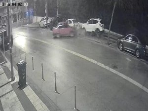 Hurdaya Dönen Araçlarını Kaza Bölgesinden İttirerek Kaçtılar