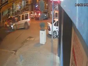 Arabanın Ters Yönden Çıkan Motosikletliye Çarpıp Fırlattığı Anlar Kameraya Yansıdı