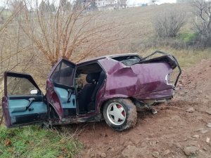 Otomobil Yol Kenarında Duran Araca Çarptı: 2 Yaralı