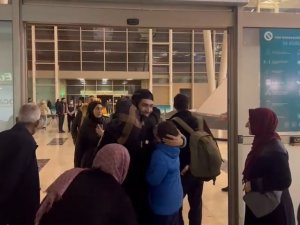 Güney Kore’de Bırakmak Zorunda Kaldığı Oğlunu 8 Yıl Sonra Kucakladı