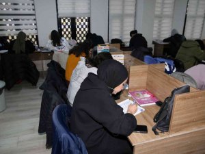 Gençler Okuma Evleriyle Sınavlara Hazırlanıyor