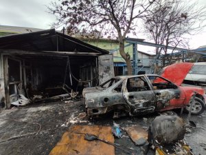 Zeytinburnu’nda Otomobil Ve Tamirhane Alev Alev Yandı