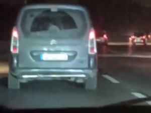 Araç İçerisinde Kavga Ettiler, Ani Manevra Yapan Araç İle Tehlike Saçtılar