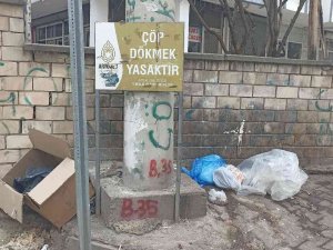 Artuklu Belediyesi Sokağa Çöp Konteyneri Bırakmak Yerine Tabela Asmayı Seçti