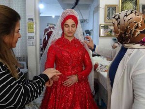 Eski Ve Yıpranmış Gelinlikler Onarılıyor