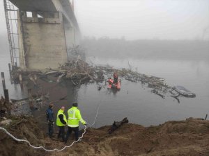 Türk-yunan Sınır Kapıları Arasındaki Köprü Ayaklarında Temizlik Yapıldı
