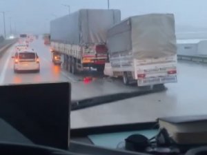 Seyir Halindeki Tıra Arkadan Çarpan Kamyonetin Sürücüsü Hayatını Kaybetti