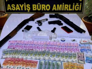 Polisten Kaçarak Saklandıkları Adresten Uyuşturucu Ve Silah Çıktı