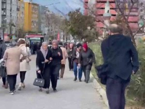 Bursa’da Şiddetli Lodos Hayatı Felç Etti