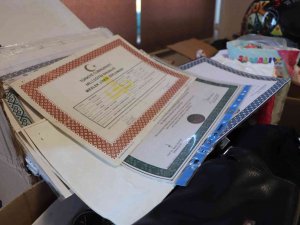 Yıllarca Emek Verip Aldıkları Diplomaları Tramvaylarda Unuttular