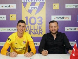 Berke Özer, Eyüpspor’a İmzayı Attı, Ümraniyespor’a Kiralandı