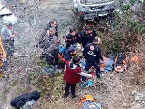 Artvin’de Dereye Düşen Otomobildeki 3 Kişiyi Ekipler Kurtardı