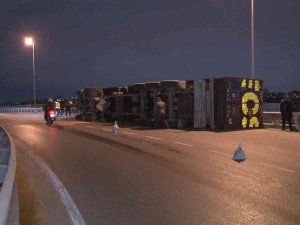 Küçükçekmece’de Tır Devrildi, Sürücüsü Burnu Bile Kanamadan Kurtuldu