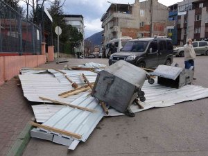 Bursa’da Fırtına Hayatı Felç Etti: Ağaçlar Devrildi, Otluk Alan Yangını Depoya Sıçradı