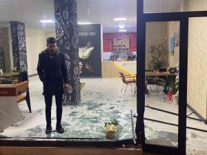 Hafif Ticari Aracın İş Yerinin Vitrinine Çarpma Anı Güvenlik Kamerasında