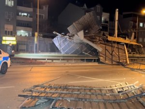 Şiddetli Lodos 3 Katlı Binanın Çatısını Uçurdu, Ev Sahibi Ne Olduğunu Anlayamadı