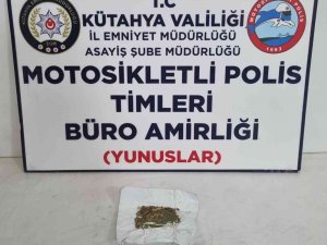 Kütahya’da Hakkında Arama Kaydı Bulunan Şahıs Uyuşturucuyla Yakalandı