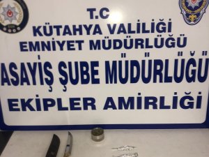 Kütahya’da Bir Kişinin Üzerinde Kesici Alet Ve Uyuşturucu Bulundu