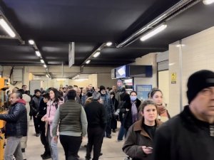 Bursa’da Şiddetli Lodos 3 Katlı Binanın Çatısı Uçurdu, Metro Seferleri İptal Oldu