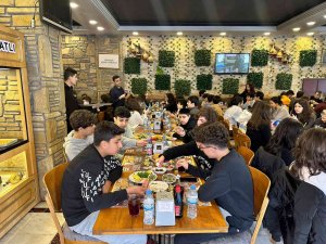 Şehir Dışından Gelen Öğrenciler Adana Kebabına Hayran Kaldı