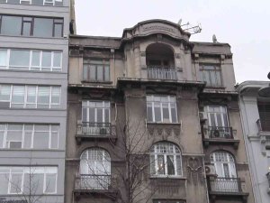 İ̇stanbul’da Tarihi Pasajda İntihar Girişimi: Canlı Yayın İçin Adeta Yarıştılar