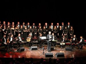 Uşak’ta ‘Şarkılar Bizi Söyler, Biz De Şarkı Söyleriz’ Konseri İlgi Gördü