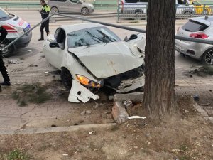 Bursa’da Lüks Otomobil Ağaca Çarparak Pert Oldu