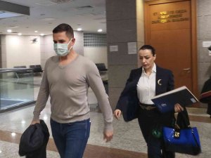 Eşi Yağmur Aşık’a Kendisine Hakaret Ettiği İddiasıyla Dava Açan Emre Aşık: " Şu An Kendisiyle Aynı Yerde Olmaktan Ve Aynı Havayı Solumaktan Bile Rahatsız Oluyorum"