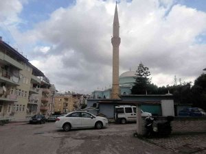 Kaza Yapan Otomobil, Trafik Lambasını Devirdi