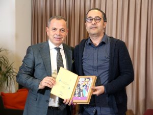 Ali İ̇pek: “Herkes Hikayeler Taşır”