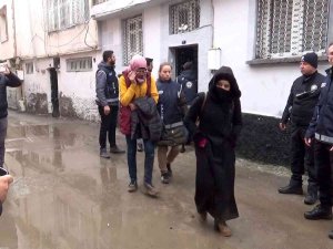 Kilis’te Bir Evde 31 Düzensiz Göçmen Yakalandı
