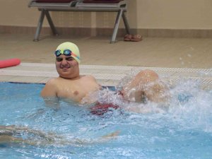 Üniversiteli Öğrencilerin Hazırladığı Projeyle Otizmli Bireyler Yüzme Öğrendi