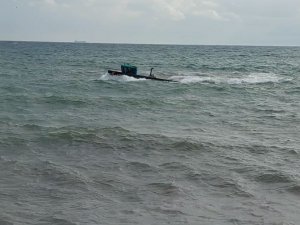 Fırtınada Denize Açılan Teknenin Dalgalarla Mücadelesi Kameraya Yansıdı