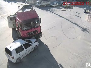 Burdur’daki Trafik Kazaları Kameralara Yansıdı