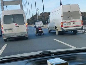 Şiddetli Rüzgarda Köprüden Geçmeye Çalışan Motosikletliye Böyle Kalkan Oldular