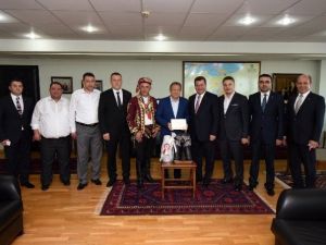 Er Meydanına Kırmızı Dipli Mum İle Davet
