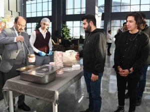 Rektör Çakmak’tan Öğrencilere Çorba İkramı
