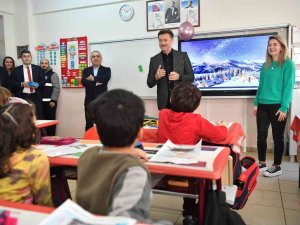 Bahçelievler’deki Öğrencilere ‘Dijital’ Karne Hediyesi Verildi