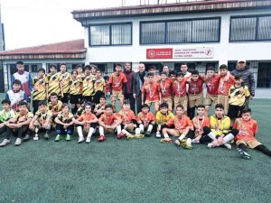 Futbol Turnuvasında Dereye Giren Okullar Ödüllendirildi