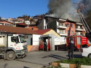 Zonguldak’ta Dört Katlı Evin Çatısı Yandı