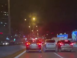 Üsküdar’da Trafikteki Araçlara Aldırmadan Yarışan İki Araç Kamerada